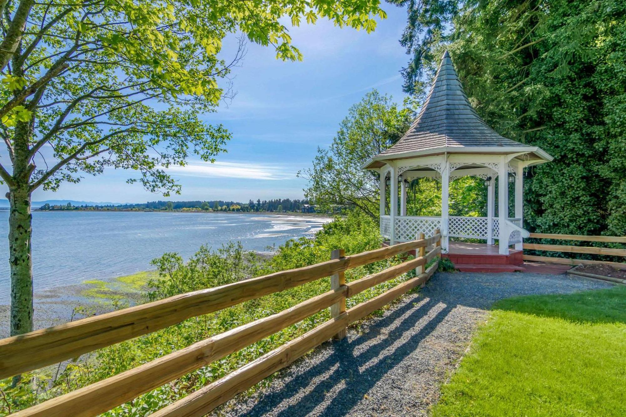 Bayside Oceanfront Resort Parksville Exterior foto